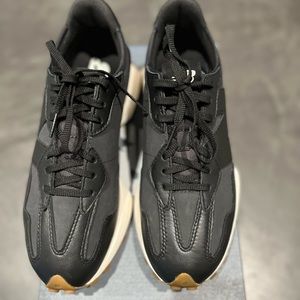 GENTLY USED NEW BALANCE 327’S BLACK WITH WHITE & GUMMY SOLES SIZE 10